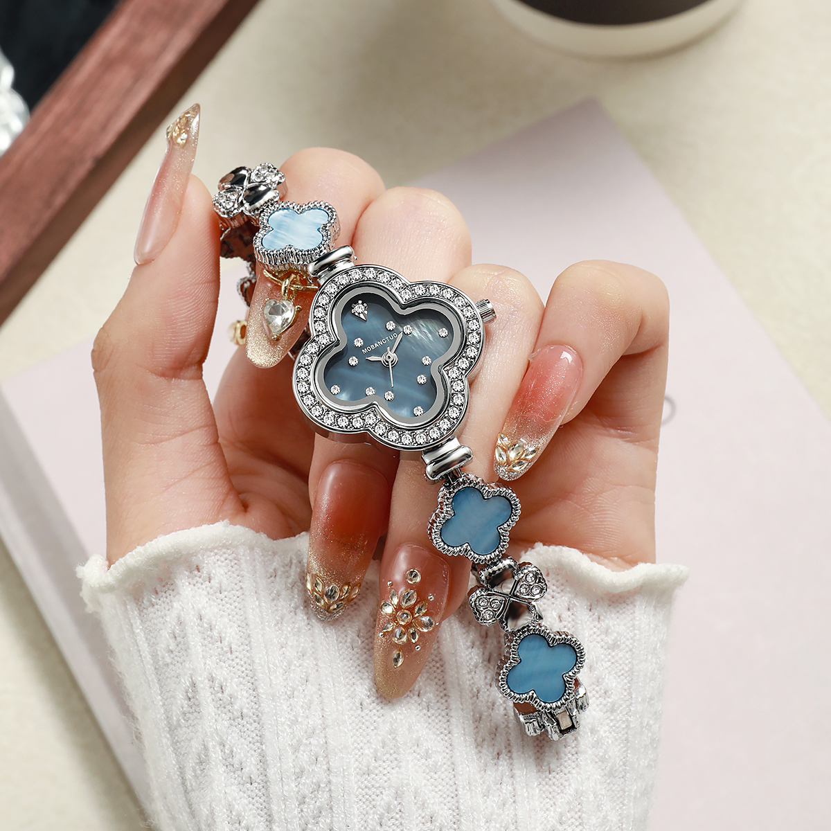 高級四つ葉のクローバー女性用クォーツ時計ダイヤモンドがちりば - Jewelry Watches Silver のレビューと価格