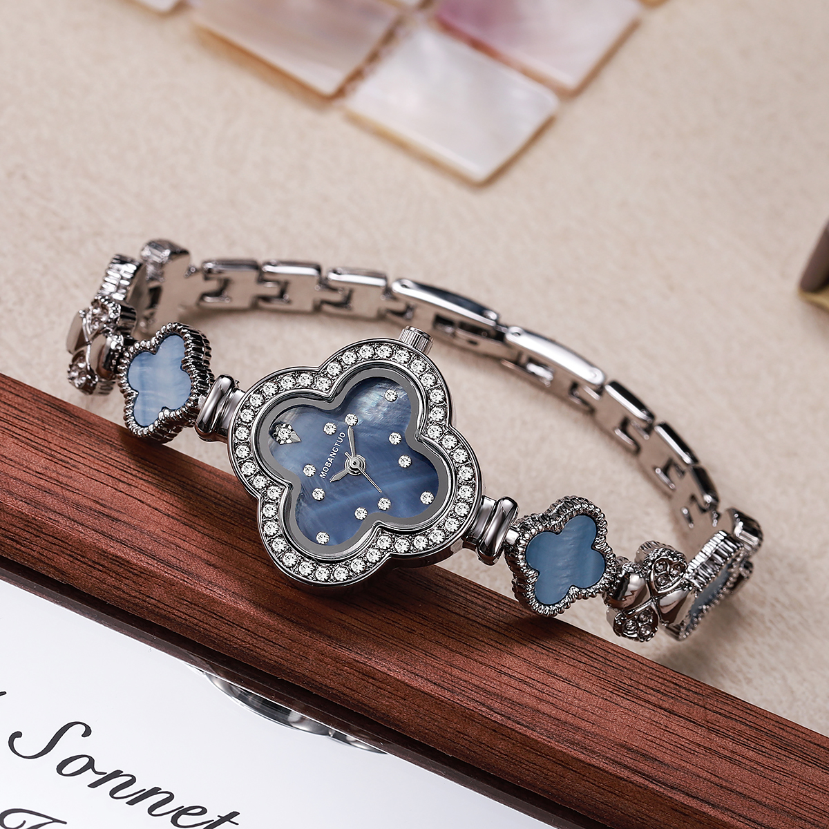 高級四つ葉のクローバー女性用クォーツ時計ダイヤモンドがちりば - Jewelry Watches Silver のレビューと価格